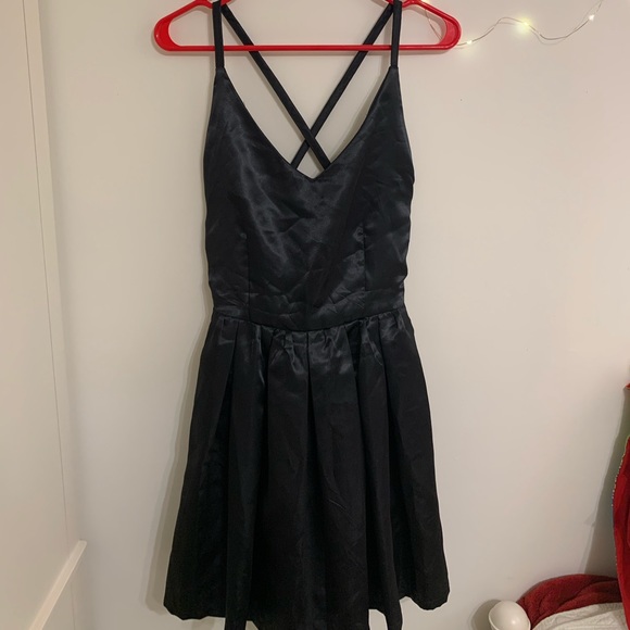 short stroppy black dress - Picture 1 of 2
